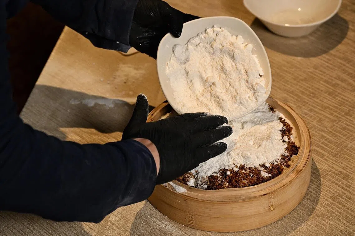 Cover the filling with the remaining flour mixture. 