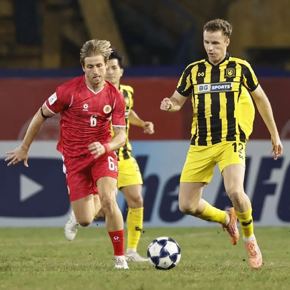 dgsoc16 - Cong An Ha Noi midfielder Stefan Mauk fights to get to the ball ahead of BG Tampines Rovers’ Trent Buhagiar during the 4-0 first leg win, a result which has now been overturned to a 3-0 loss to the Vietnamese side..

Credit : Asian Football Confederation