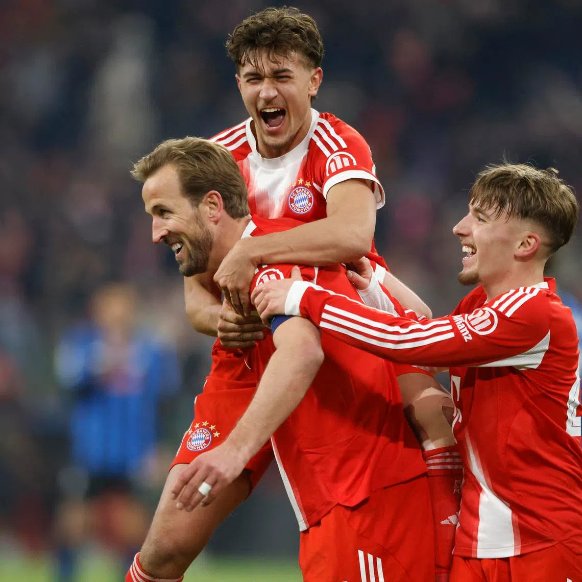 Soccer Football - UEFA Champions League - Round of 16 - Second Leg - Bayern Munich v Atalanta - Allianz Arena, Munich, Germany - March 18, 2026 Bayern Munich's Harry Kane celebrates scoring their second goal with teammates REUTERS/Michaela Stache