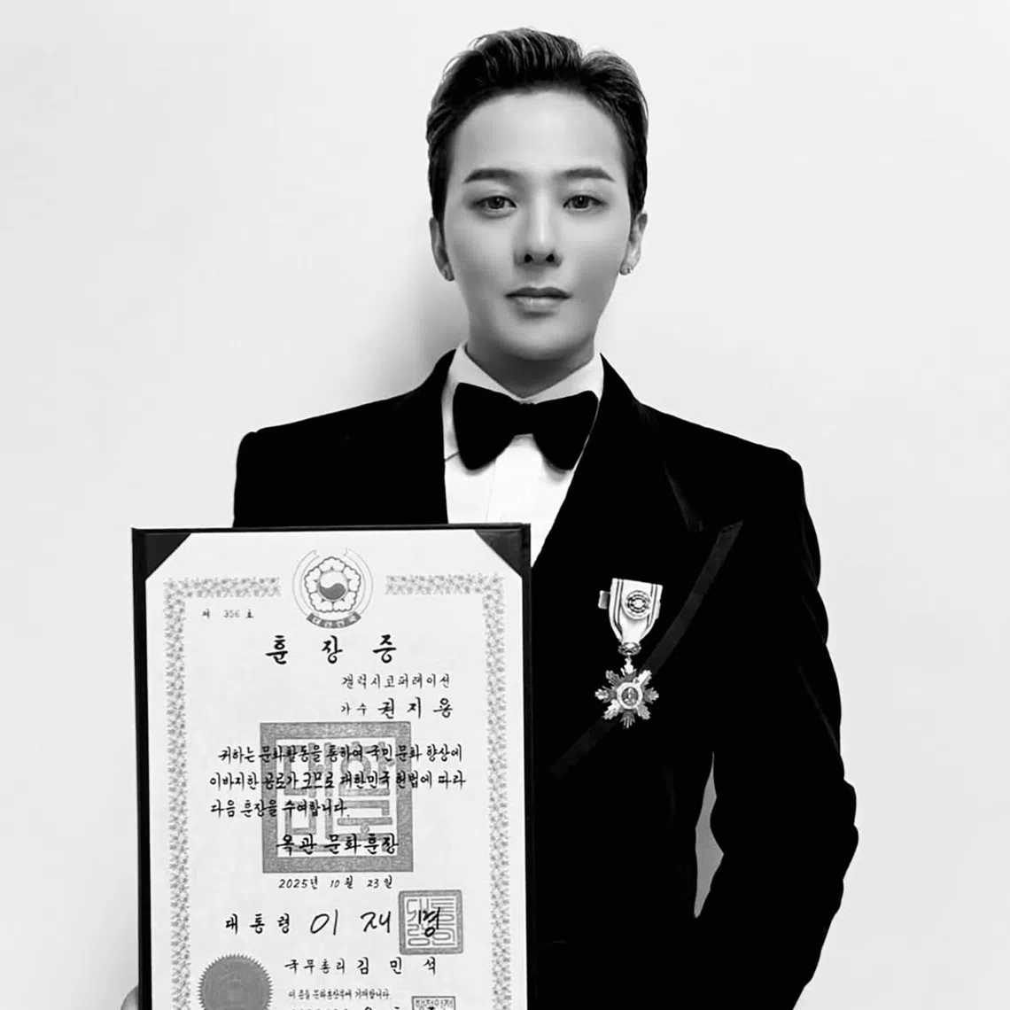 G-Dragon was was awarded the Jade Crown Order at the Korea Popular Culture and Arts Awards on Oct 23.