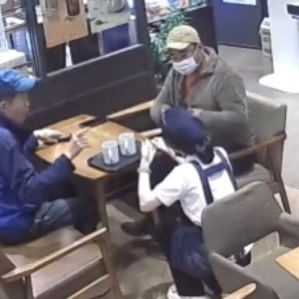 One customer signed "You're really good at sign language" in return.