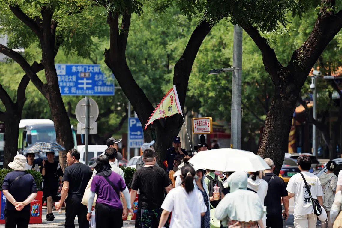 The registration may be completed by either the foreign guest or the host. 