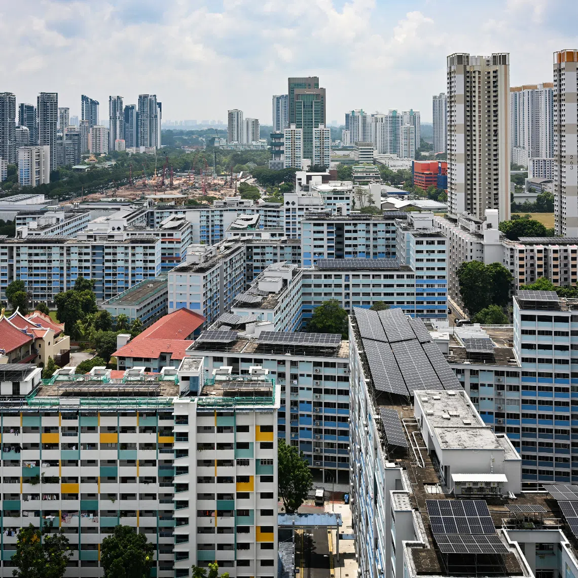 In addition to lower rates, local banks have been offering cash rebates and legal fee subsidies to lower the costs of refinancing.