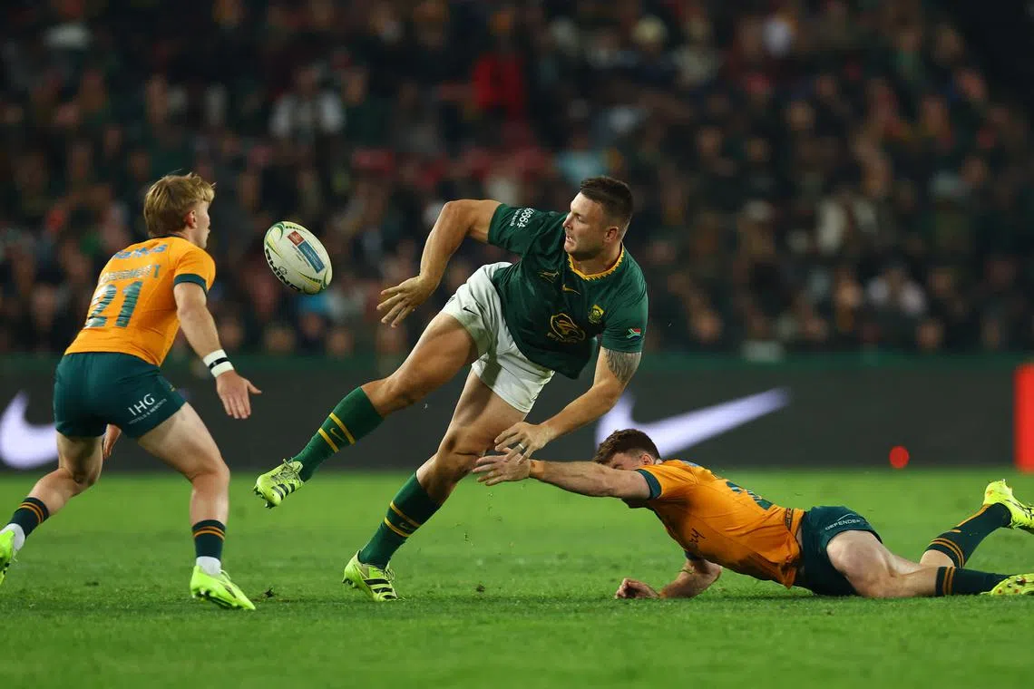 Rugby Union - Rugby Championship - South Africa v Australia - Ellis Park, Johannesburg, South Africa - August 16, 2025 South Africa's Damian Willemse in action with Australia's Tate McDermott and Andrew Kellaway REUTERS/Siphiwe Sibeko/File Photo