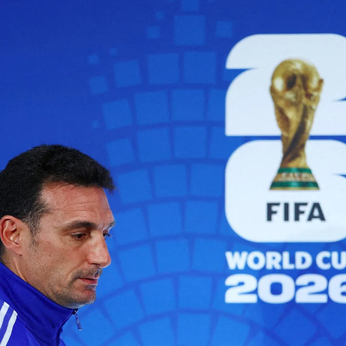 Soccer Football - FIFA World Cup 2026 - Argentina Press Conference - Dallas Stadium, Arlington, Texas, U.S. - June 21, 2026 Argentina coach Lionel Scaloni arrives for the press conference REUTERS/Issei Kato