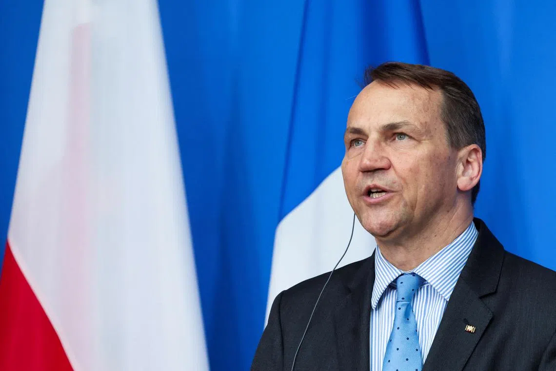 FILE PHOTO: Polish Foreign Minister Radoslaw Sikorski speaks as he attends a press conference with French Foreign and European Affairs Minister Stephane Sejourne and German Foreign Minister Annalena Baerbock during the Weimar Triangle meeting in Weimar, Germany, May 22, 2024. REUTERS/Lisi Niesner/File photo