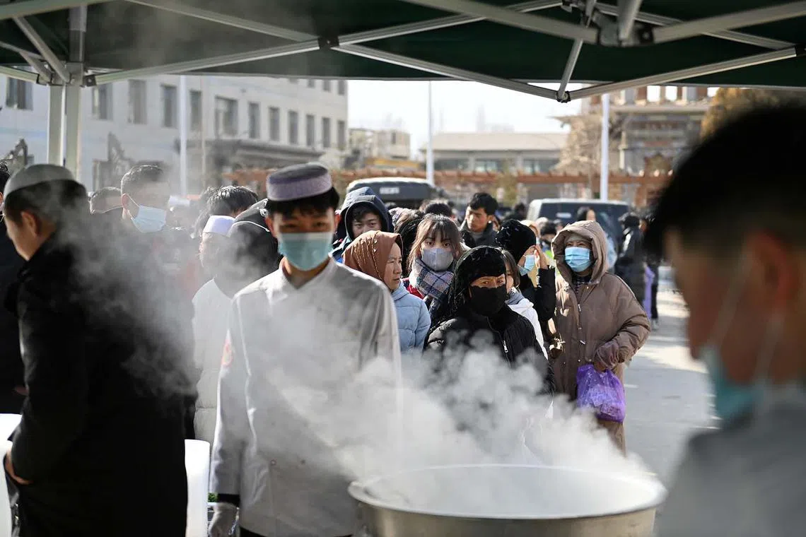 Quake-affected residents line up for beef noodles at Dahejia town following the earthquake in Jishishan county, Gansu province, China December 19, 2023. cnsphoto via REUTERS ATTENTION EDITORS - THIS IMAGE WAS PROVIDED BY A THIRD PARTY. CHINA OUT.