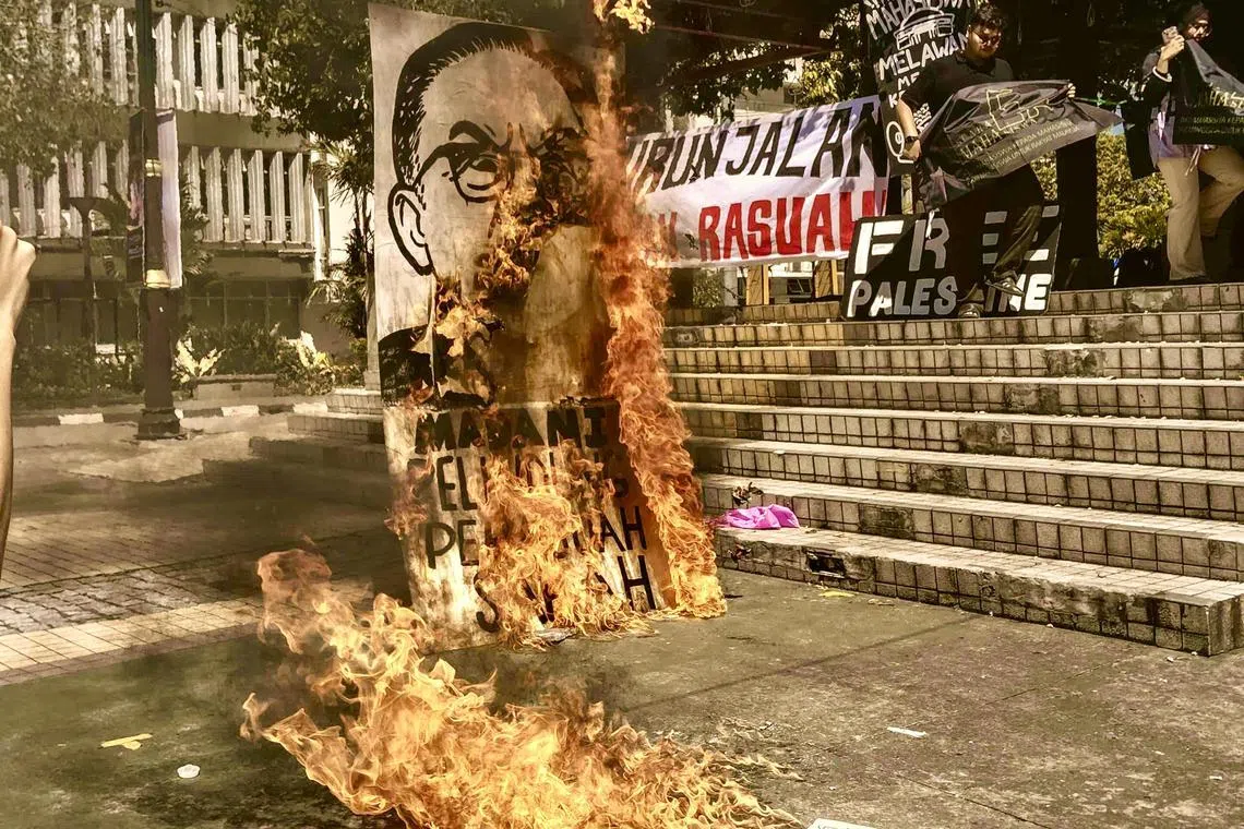 stsabah - Students set fire to an image of Prime Minister Anwar Ibrahim during an anti-corruption protest on June 22, 2025 in Kota Kinabalu, Sabah. 

Photo by Suara Mahasiswa UMS