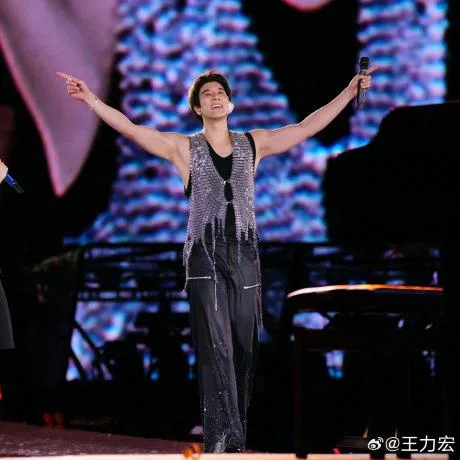 Wang Leehom (right) performed with Chinese singer Zhou Shen on July 4.