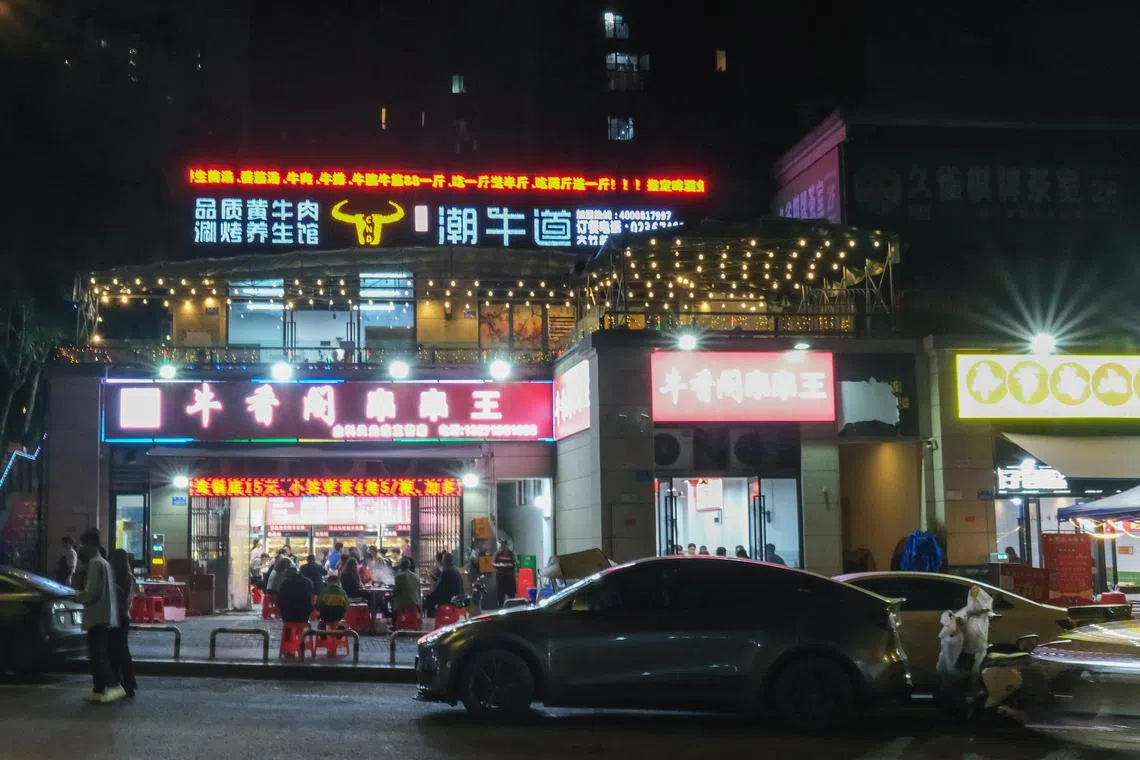 awfood - Eateries in Chongqing will soon need to let their customers know how their dishes are made, including the type of ingredients used in cooking, right down to the exact parts of the livestock. They will also have to offer information on whether their dishes contain pre-prepared items, and describe flavour profiles and portion sizes, as part of a national push to improve food safety in China.

Copyright: Aw Cheng Wei