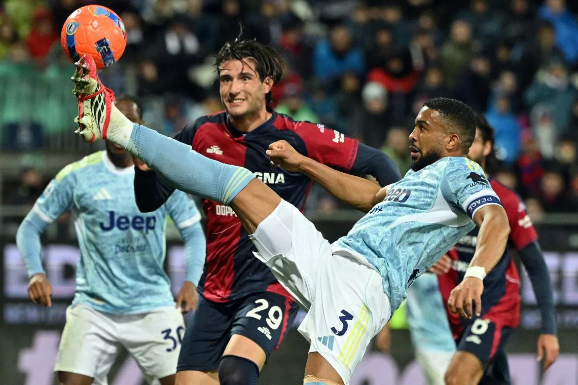 Soccer Football - Serie A - Cagliari v Juventus - Stadio Unipol Domus, Cagliari, Italy - January 17, 2026 Juventus' Bremer in action with Cagliari's Gennaro Borrelli REUTERS/Alberto Lingria