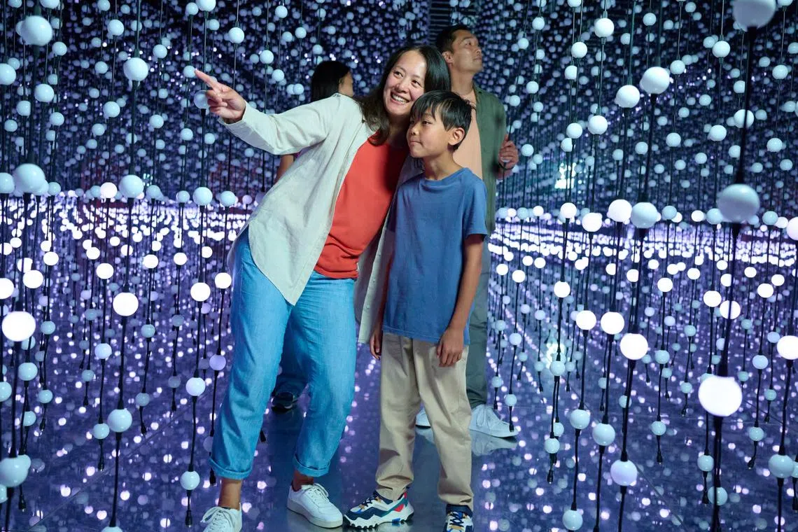 parents with child at bubble planet maze like infinity lightroom with mirrors and led