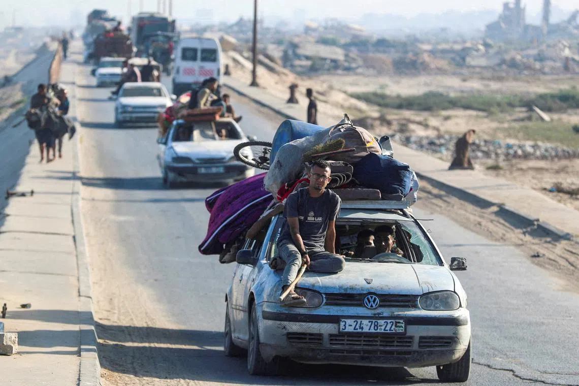Displaced Palestinians, fleeing northern Gaza due to an Israeli military operation, move southward after Israeli forces ordered residents of Gaza City to evacuate to the south, in the central Gaza Strip, September 11, 2025. REUTERS/Mahmoud Issa