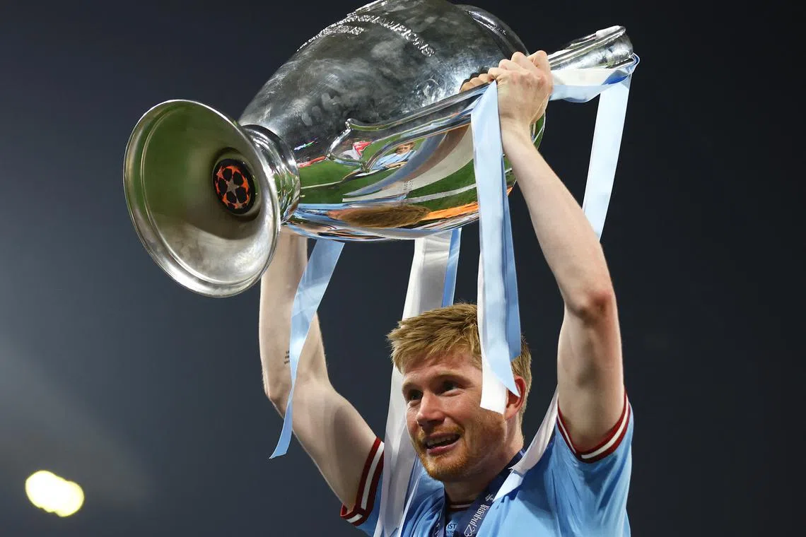 Soccer Football - Champions League Final - Manchester City v Inter Milan - Ataturk Olympic Stadium, Istanbul, Turkey - June 11, 2023 Manchester City's Kevin De Bruyne celebrates with the trophy after winning the Champions League REUTERS/Matthew Childs
