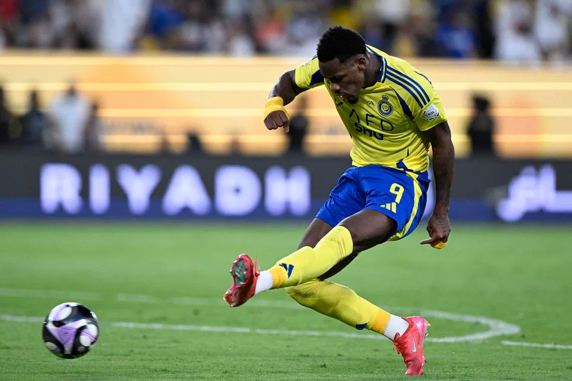 Soccer Football - Saudi Pro League - Al Nassr v Al Taawoun - Al-Awwal Park, Riyadh, Saudi Arabia - May 16, 2025  Al Nassr's Jhon Duran shoots at goal REUTERS/Stringer