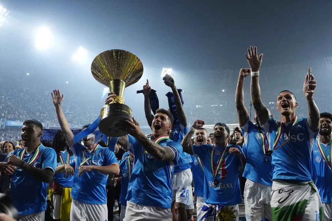 Soccer Football - Serie A - Napoli v Cagliari - Stadio Diego Armando Maradona, Naples, Italy - May 24, 2025 Napoli's ] Giovanni Di Lorenzo celebrates with the trophy and teammates after winning Serie A REUTERS/Matteo Ciambelli
