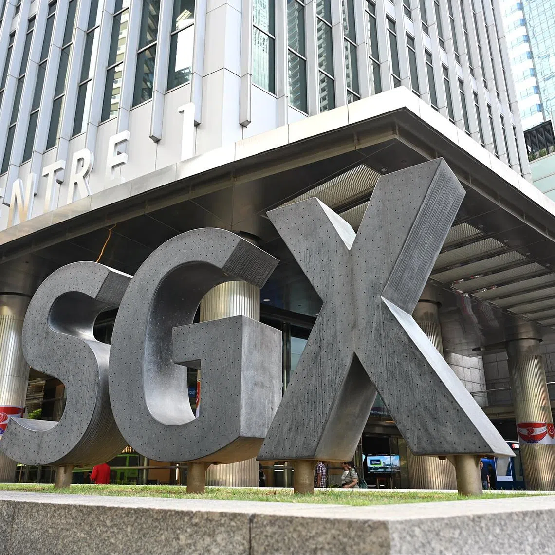 The STI fell 0.1 per cent or 4.3 points to 3,708.09 with gainers outpacing losers 265 to 215 on trade of 957.4 million securities worth $1.1 billion.