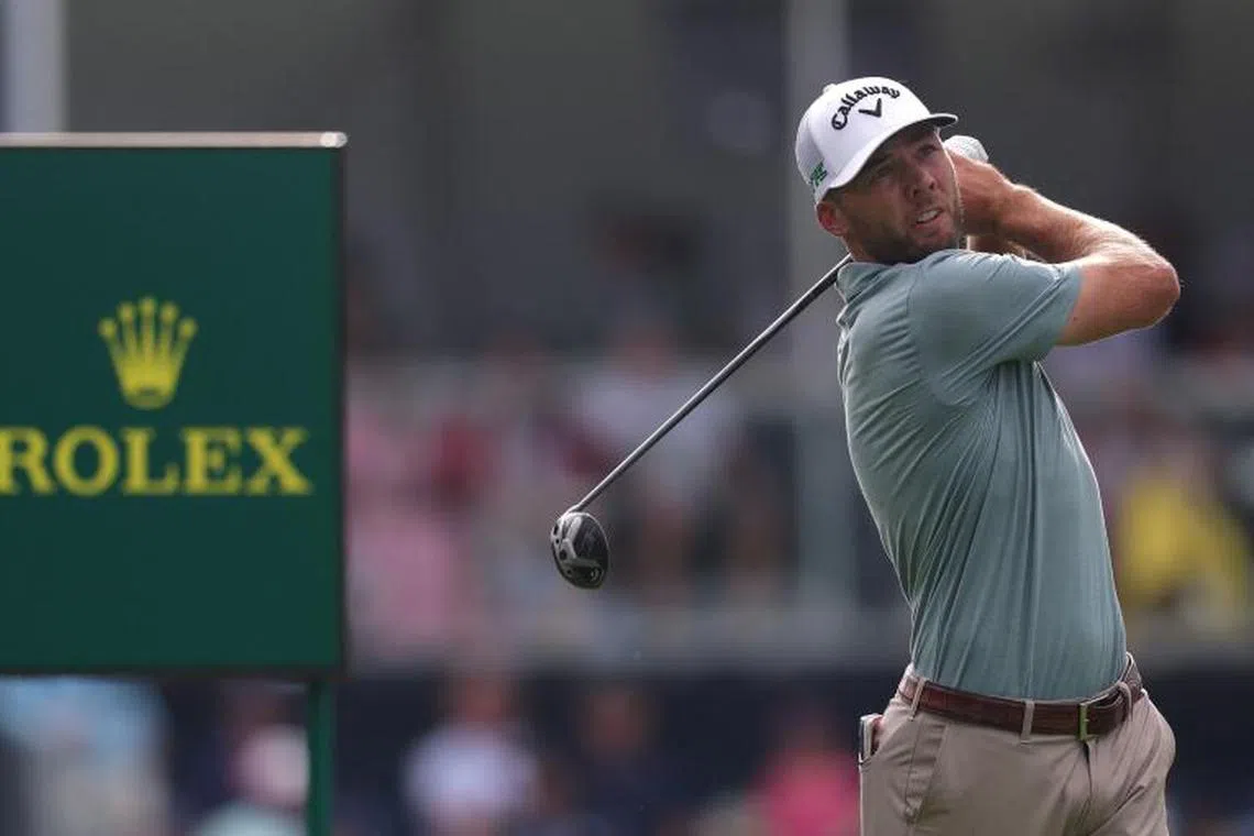 OAKMONT, PENNSYLVANIA - JUNE 15: Sam Burns of the United States plays his shot from the tenth tee during the final round of the 125th U.S. OPEN at Oakmont Country Club on June 15, 2025 in Oakmont, Pennsylvania. Andrew Redington/Getty Images/AFP (Photo by Andrew Redington / GETTY IMAGES NORTH AMERICA / Getty Images via AFP)