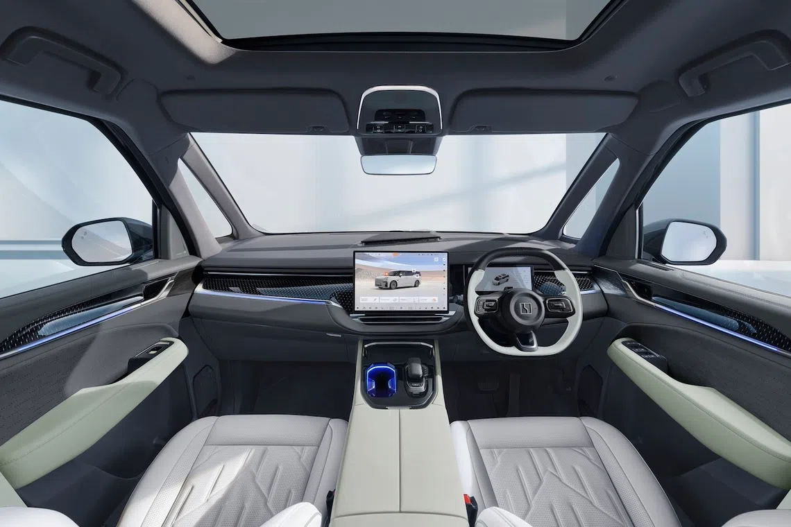 The Zeekr 009’s cockpit features an OLED central display and an augmented-reality head-up display.