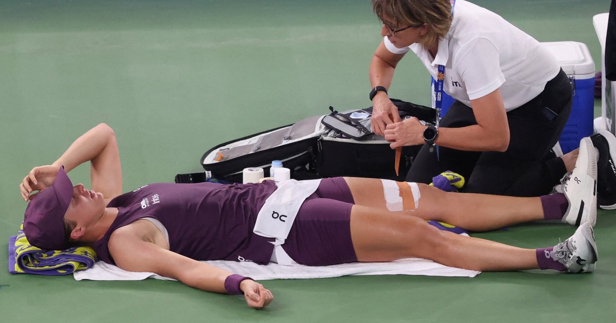 Injured Swiatek goes down fighting in Wuhan Open semi-final