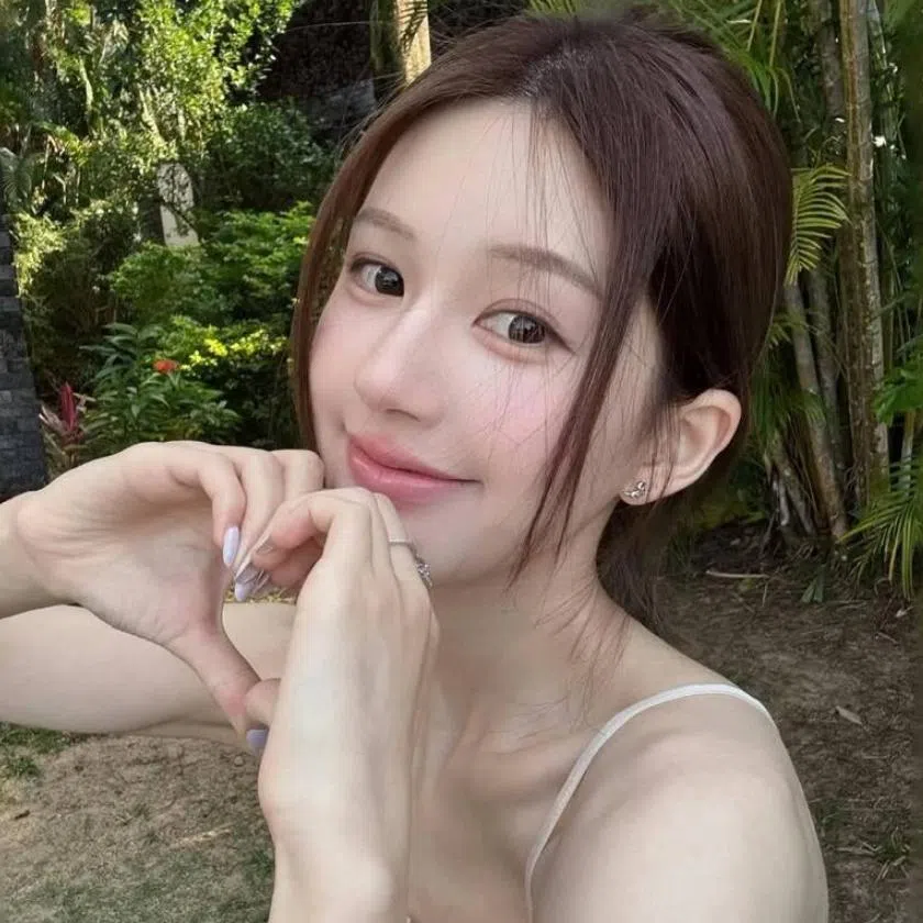 In several videos posted online, Zhao Lusi was seen handling everything herself – from cooking and packing the food to collecting payment.