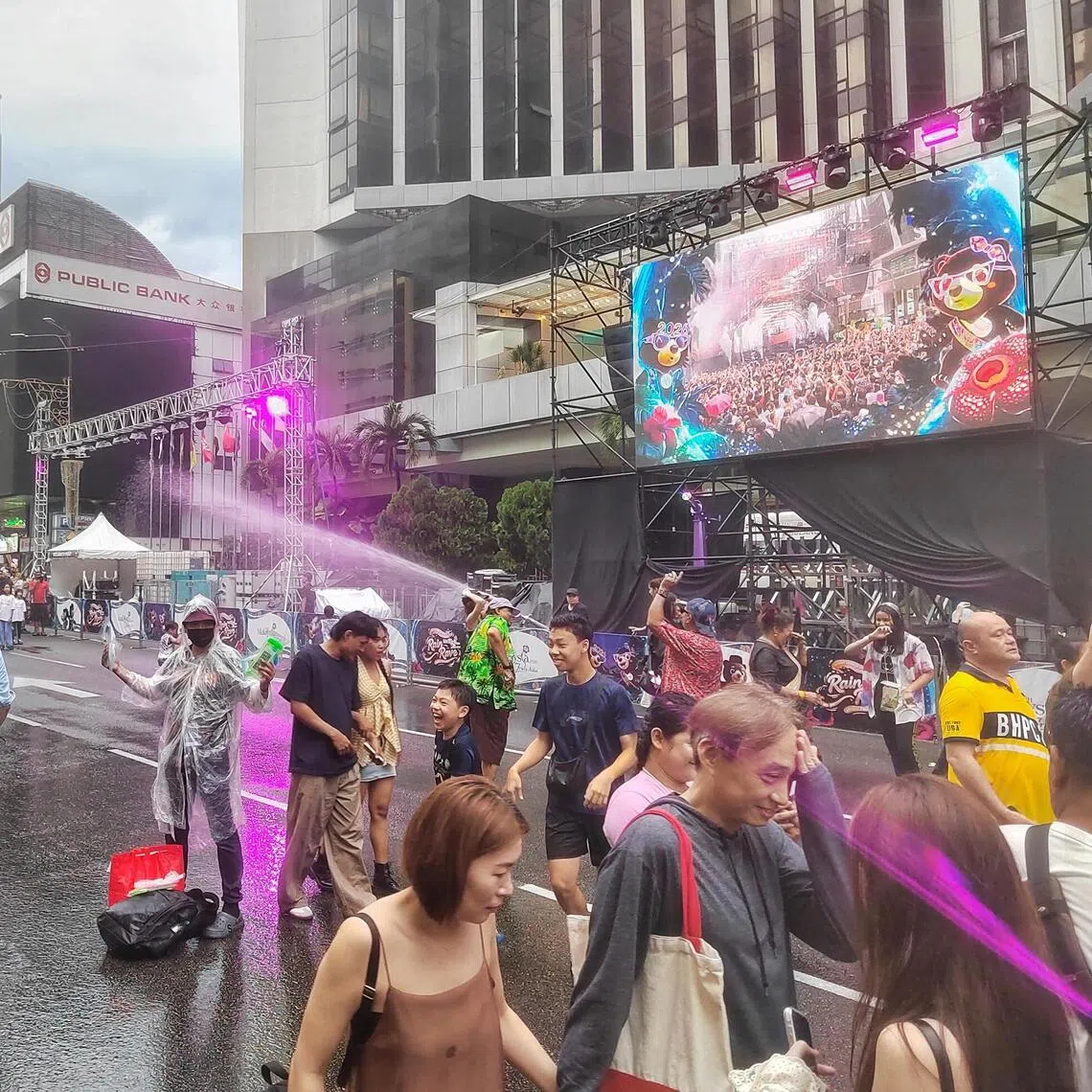 mmsplash - Organizer spray water at onlookers and the public along the street during the Rain Rave Water Music Festival 2026 in Bukit Bintang, Kuala Lumpur, May 1, 2026

ST PHOTO: MUZLIZA MUSTAFA