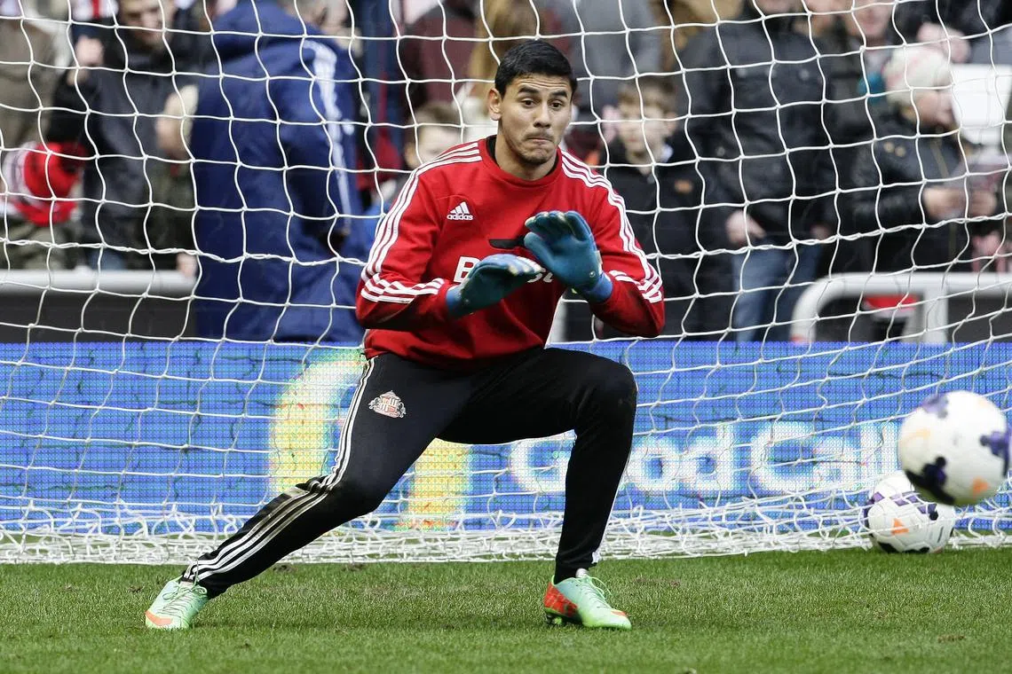 FILE PHOTO: Football - Sunderland v Crystal Palace - Barclays Premier League - Stadium of Light - 13/14 - 15/3/14 Sunderland's Oscar Ustari during the warm up. Action Images / Craig Brough/ File Photo