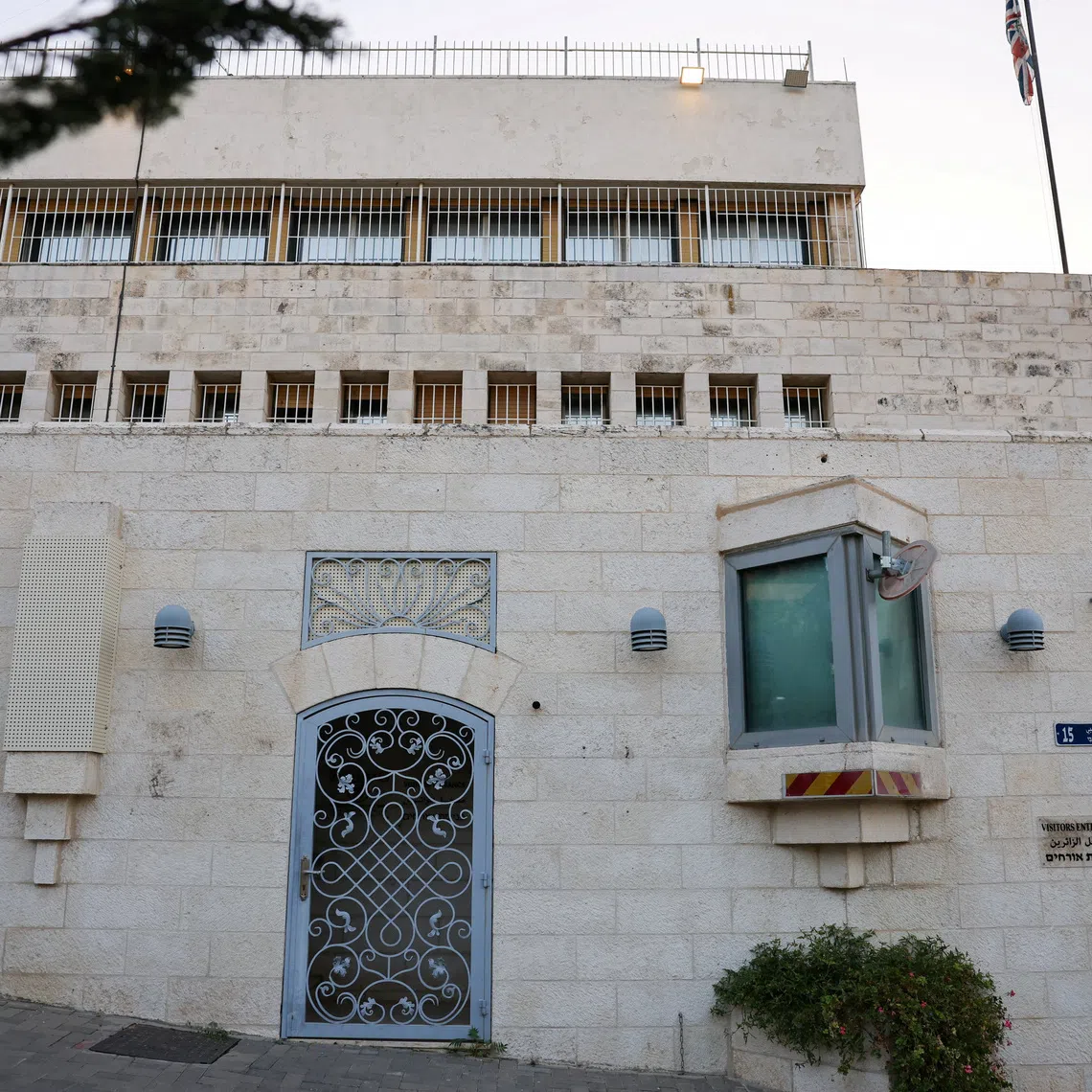 A view of the British consulate with signage removed, on the deadline set by Israel for its closure, following trade sanctions imposed by British Prime Minister Andy Burnham on Israeli settlements in the occupied West Bank, in East Jerusalem, October 8, 2026. REUTERS/Ammar Awad