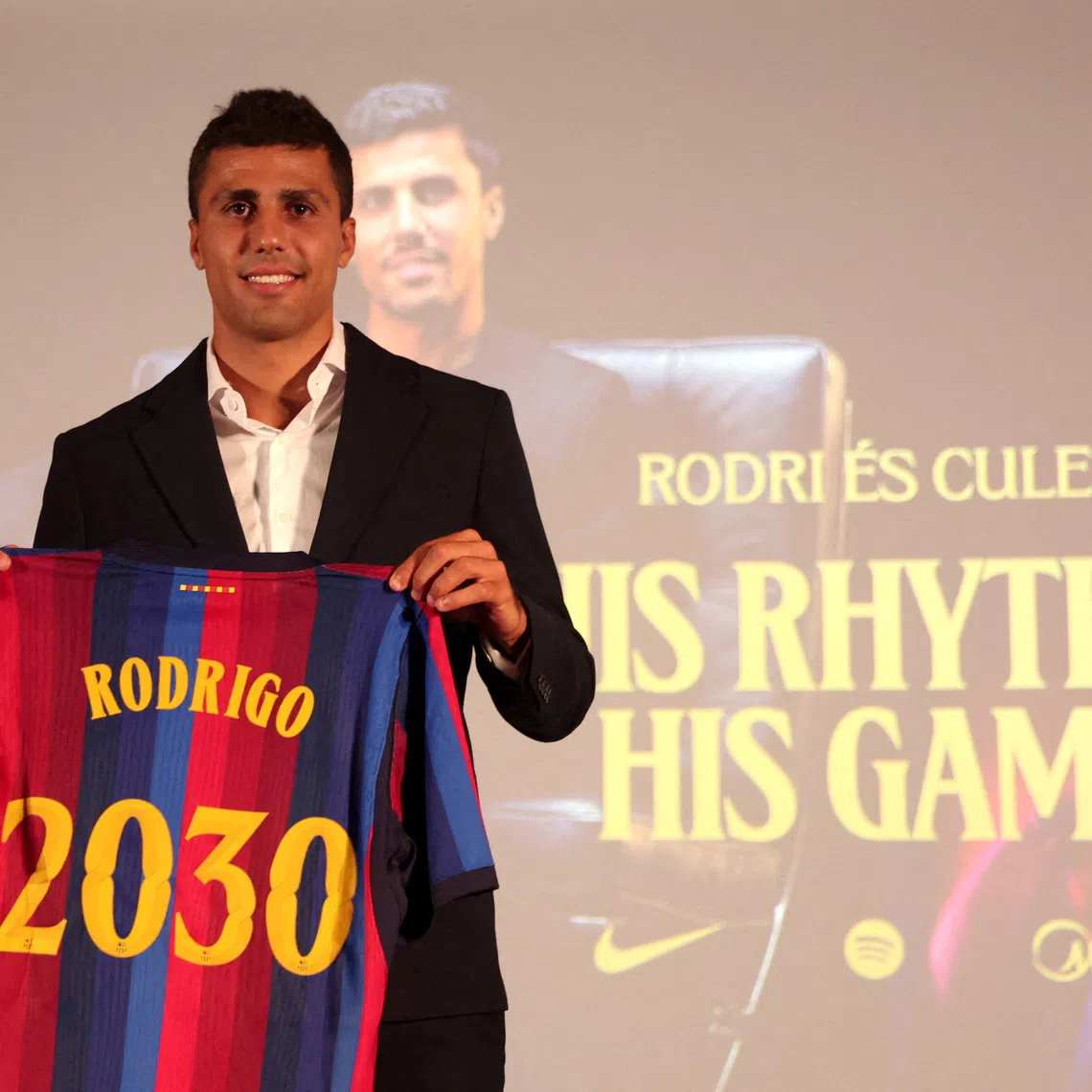 Rodri posing with his shirt during his presentation to the media at Barcelona on Aug 18.