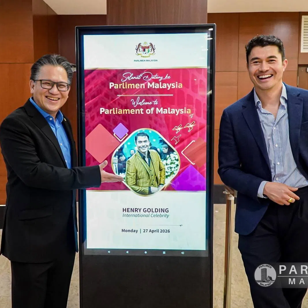 Actor Henry Golding made a surprise visit to the legislative building and paid a courtesy call to Deputy President of the Senate, Datuk Nur Jazlan Mohamed. 