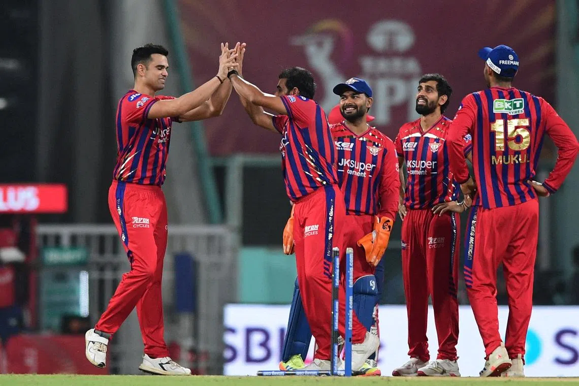 FILE PHOTO: Cricket - Indian Premier League - IPL - Lucknow Super Giants v Punjab Kings - Bharat Ratna Shri Atal Bihari Vajpayee Ekana Cricket Stadium, Lucknow, India - May 23, 2026  Lucknow Super Giants' Mohammad Shami celebrates with teammates after taking the wicket of Punjab Kings' Cooper Connolly REUTERS/Abhijit Addya/File Photo