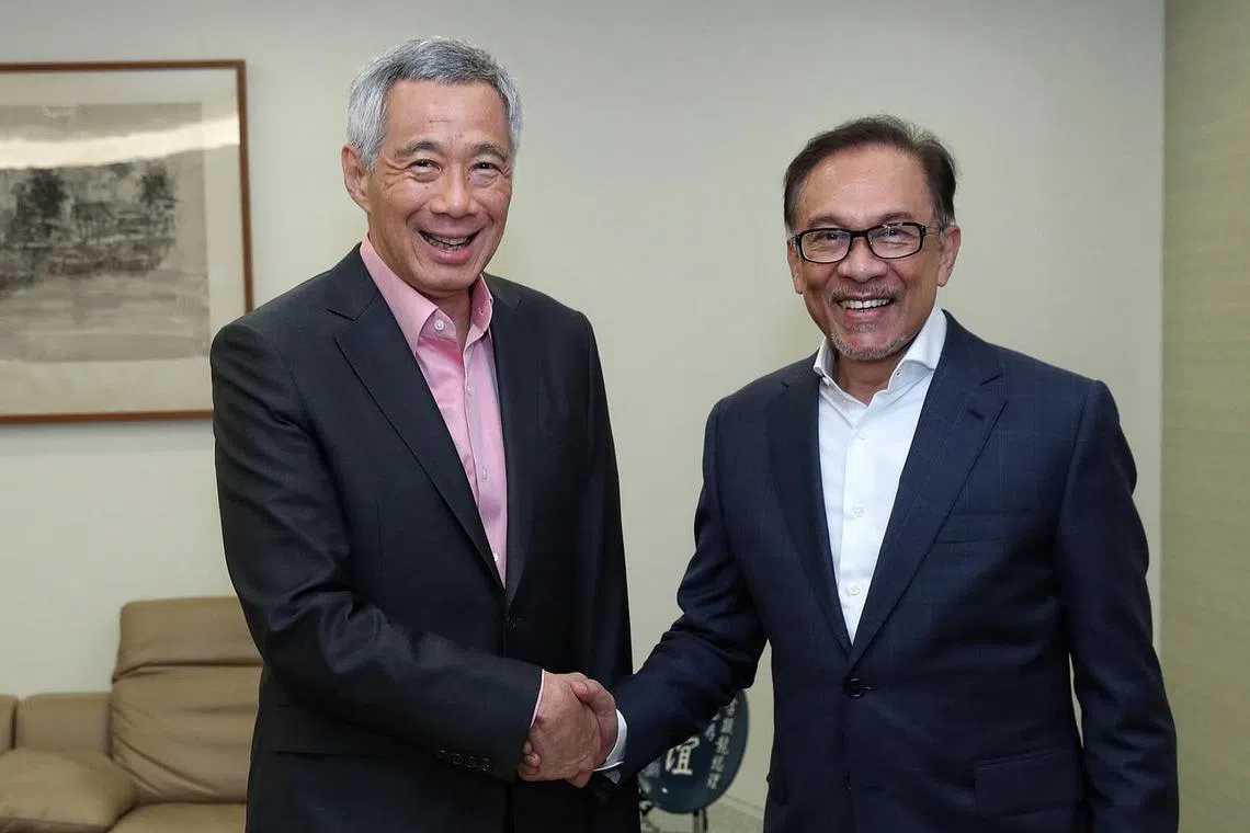 Prime Minister Lee Hsien Loong with Datuk Seri Anwar Ibrahim when the latter visited Singapore in 2018.