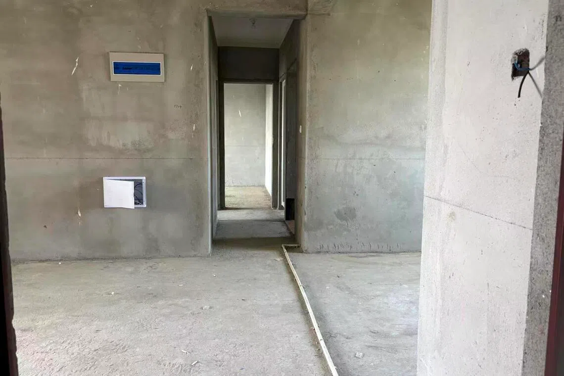 The empty apartment before Wang Conghui renovated it even though the developer failed to officially hand it over.