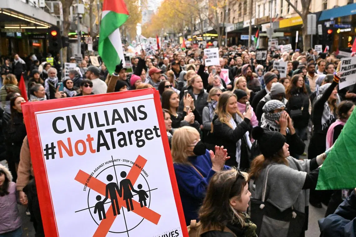 epa11385061 Protesters march during a pro-Palestinian rally outside the State Library Victoria in Melbourne, Australia, 02 June 2024.  EPA-EFE/JAMES ROSS AUSTRALIA AND NEW ZEALAND OUT