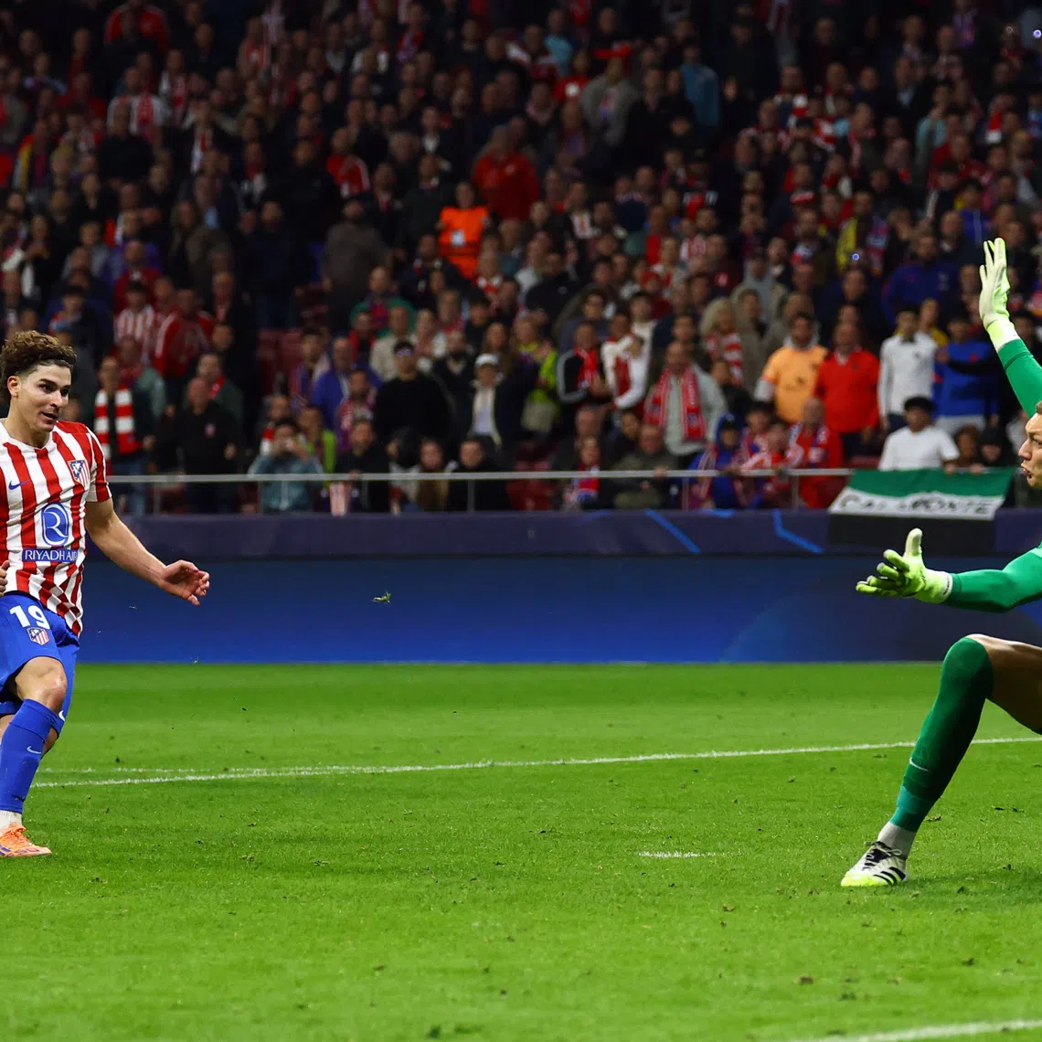 Soccer Football - UEFA Champions League - Atletico Madrid v Union Saint-Gilloise - Riyadh Air Metropolitano, Madrid, Spain - November 4, 2025 Atletico Madrid's Julian Alvarez misses a chance to score REUTERS/Susana Vera