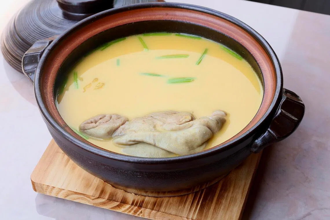 Суп из соленых овощей, приготовленный дважды из свиного желудка с начинкой из французской птицы в ресторане Fu Yuan Teochew Dining Greenwood.