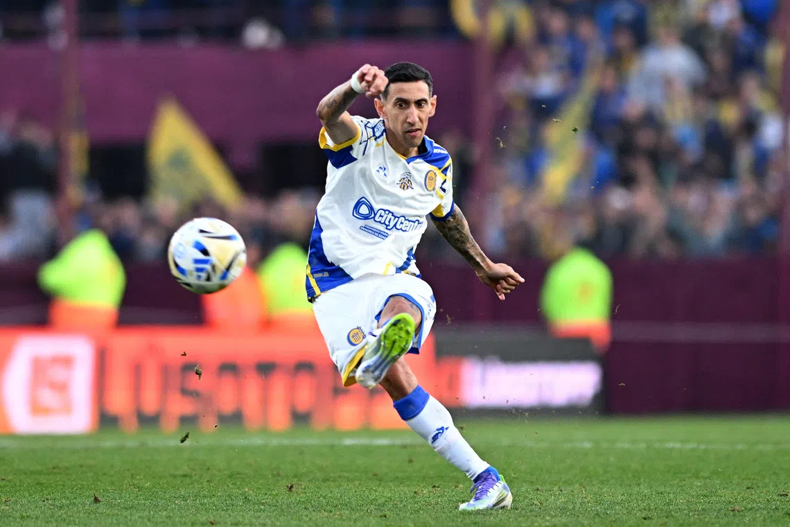 Soccer Football - Primera Division - Lanus v Rosario Central - Estadio Ciudad de Lanus, Buenos Aires, Argentina - July 19, 2025 Rosario Central's Angel Di Maria in action REUTERS/Rodrigo Valle