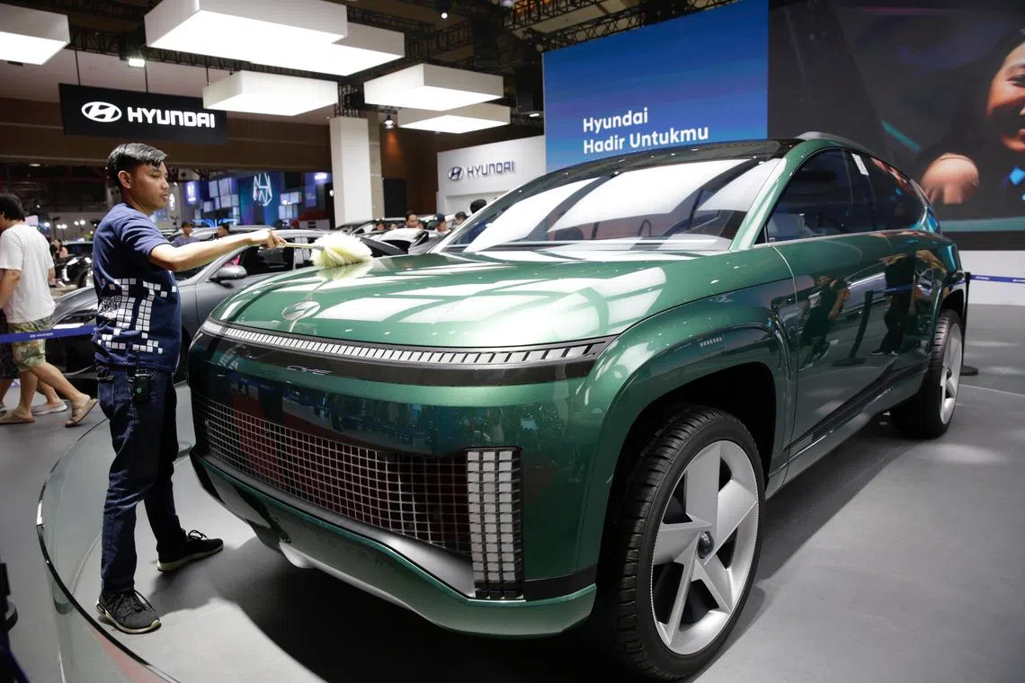 epa11165736 Visitors check Hyundai's 'IONIQ SEVEN Concept' electric car during the 2024 Indonesia International Motor Show in Jakarta, Indonesia, 19 February 2024. The 2024 Indonesia International Motor Show runs from 15 to 25 February 2024.  EPA-EFE/ADI WEDA