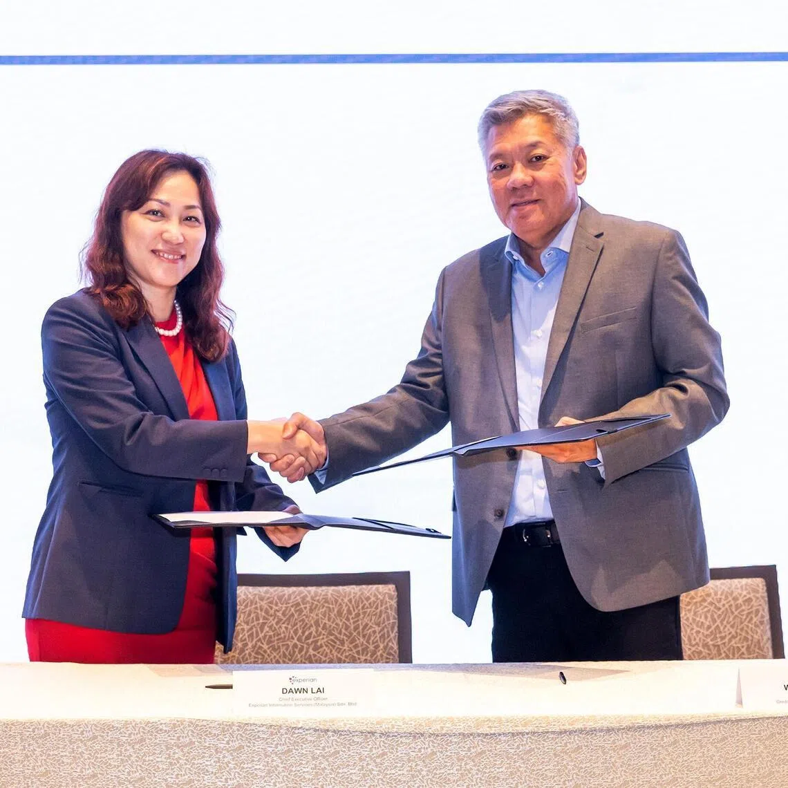 Ms Dawn Lai, chief executive of Experian Information Services Malaysia and Mr William Lim, executive director of Credit Bureau Singapore signed the agreement to develop the credit reporting service between Singapore and Malaysia on June 9.