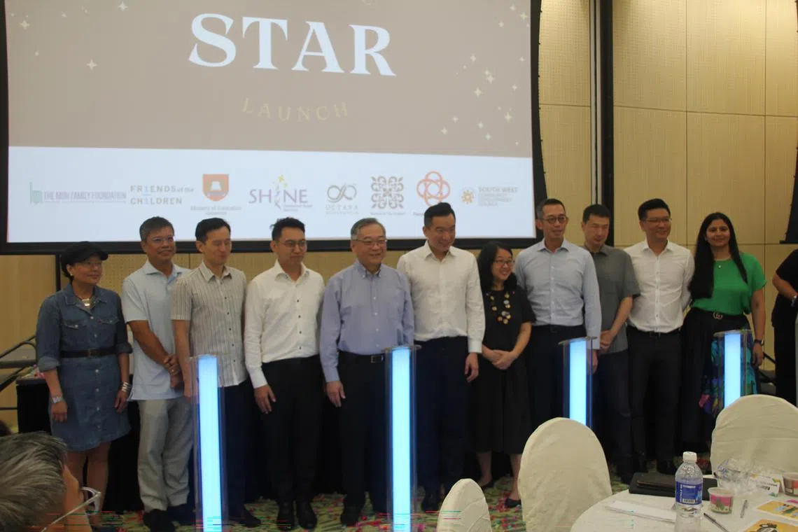 etstar25 - STAR Programme Champions Minister Gan Kim Yong, SPS Eric Chua, Grassroots Adviser Mr Don Wee, and Programme Partners who have played a big part in the conceptualization and implementation of the STAR Programme on stage for the launch of STAR Programme. Credit: SHINE Children and Youth Services