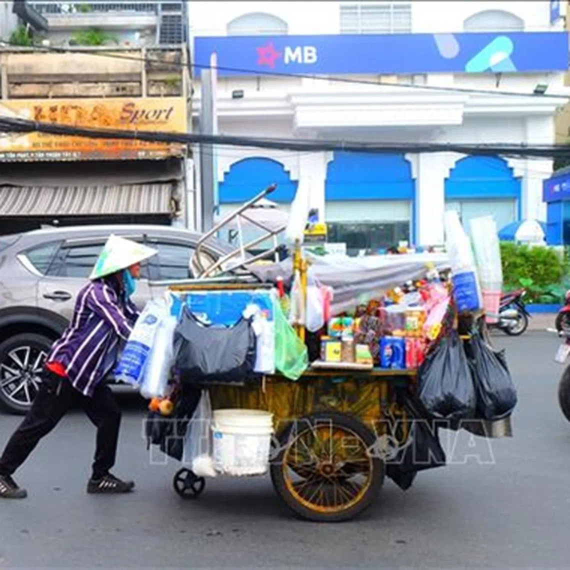 To minimise the risk of eating contaminated food, students to limit consumption of food of unknown origin.