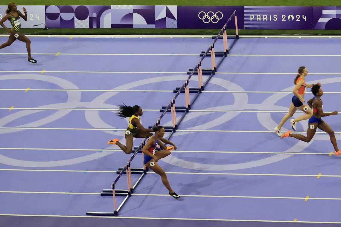 Paris 2024 Olympics - Athletics - Women's 400m Hurdles Final - Stade de France, Saint-Denis, France - August 08, 2024. Anna Cockrell of United States in action next to Femke Bol of Netherlands, Rushell Clayton of Jamaica and Jasmine Jones of United States during the final. REUTERS/Carlos Perez Gallardo/File Photo