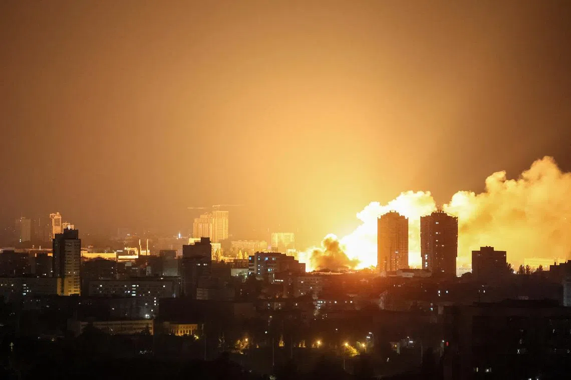 FILE PHOTO: Fire and smoke rise in the city after a Russian drone strike, amid Russia's attack on Ukraine, in Kyiv, Ukraine June 6, 2025. REUTERS/Gleb Garanich/File Photo
