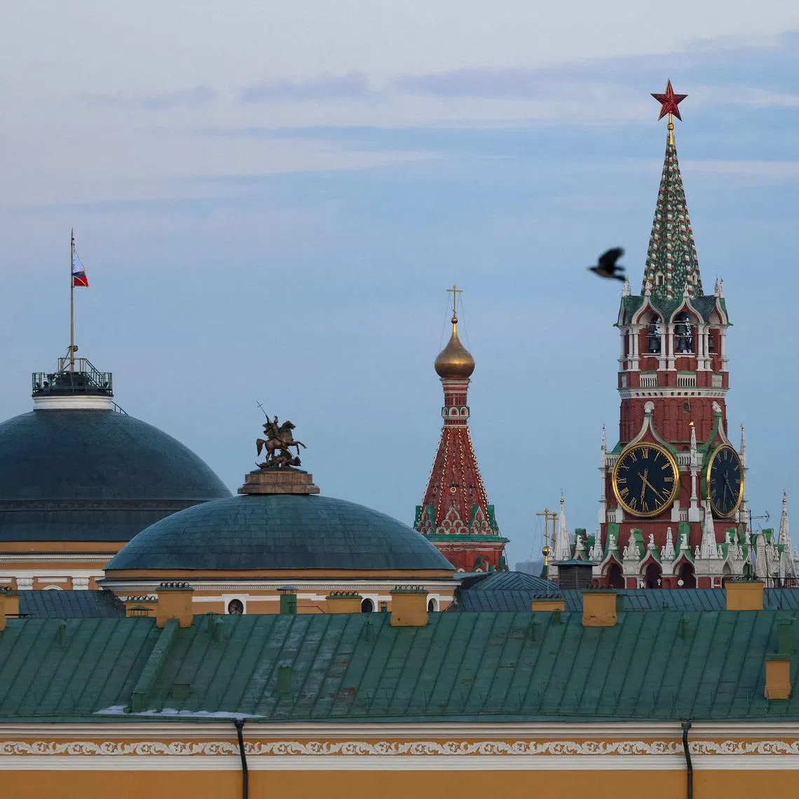 FILE PHOTO: A bird flies with backdrop of the Kremlin in Moscow, Russia March 17, 2026. REUTERS/Anastasia Barashkova/File Photo