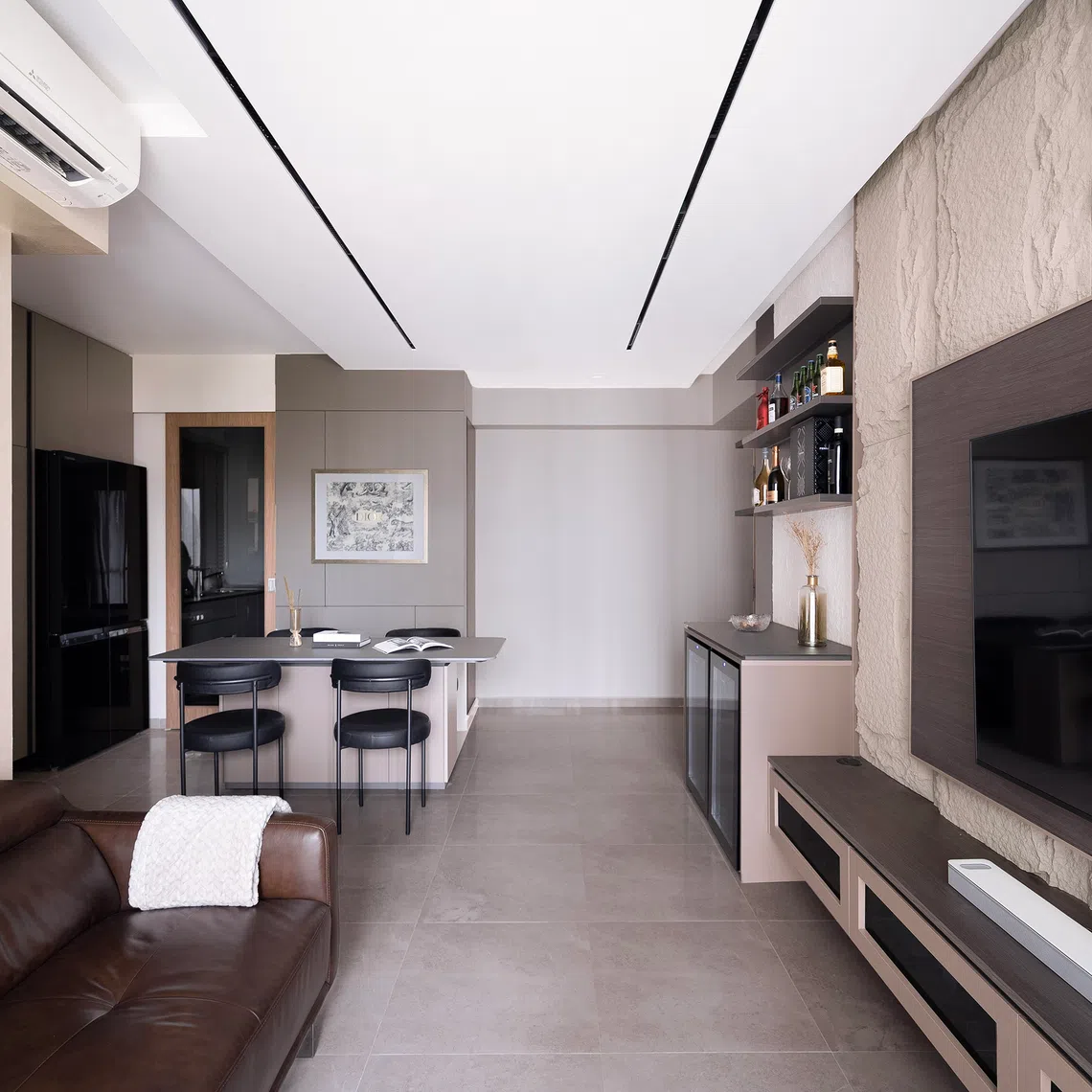 This apartment belongs to a couple in their 30s who work in finance.