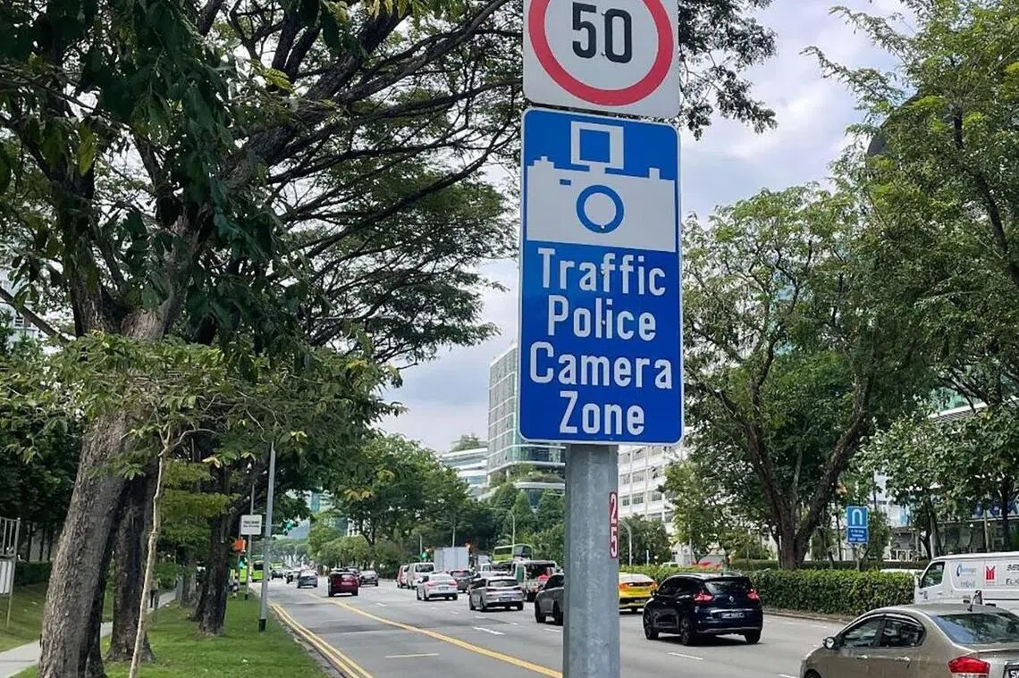 fmtraffic31 - Warning sign with the road speed limit, placed before the Red Light Camera


Credit: SPF