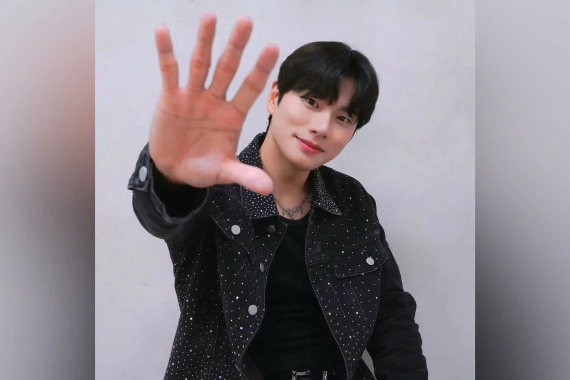 A woman has accused South Korean actor Lee Yi-kyung of making sexually suggestive remarks and asking for explicit photos.