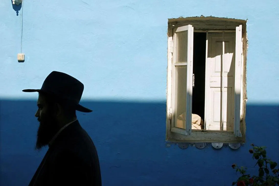 FILE PHOTO: A rabbi walks in the courtyard of a synagogue in the ancient city of Debent on the Caspian Sea coast in Russia's Caucasus region of Dagestan August 17, 2007.  REUTERS/Thomas Peter (RUSSIA)/File Photo