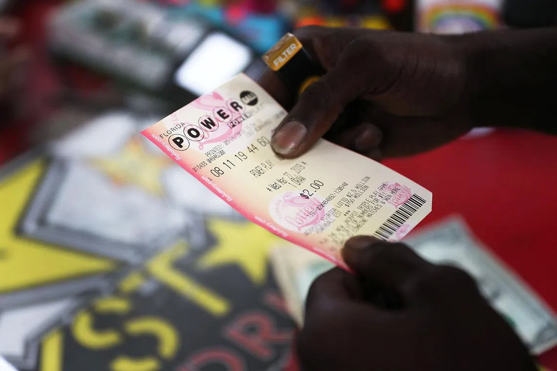 BOYNTON BEACH, FLORIDA - MARCH 26: George Hollins buys a Powerball ticket at the Shell Gateway store on March 26, 2019 in Boynton Beach, Florida. Wednesday's Powerball drawing will be an approximately $750 million jackpot which would be one of the biggest in US lottery prize history.   Joe Raedle/Getty Images/AFP
== FOR NEWSPAPERS, INTERNET, TELCOS & TELEVISION USE ONLY ==
