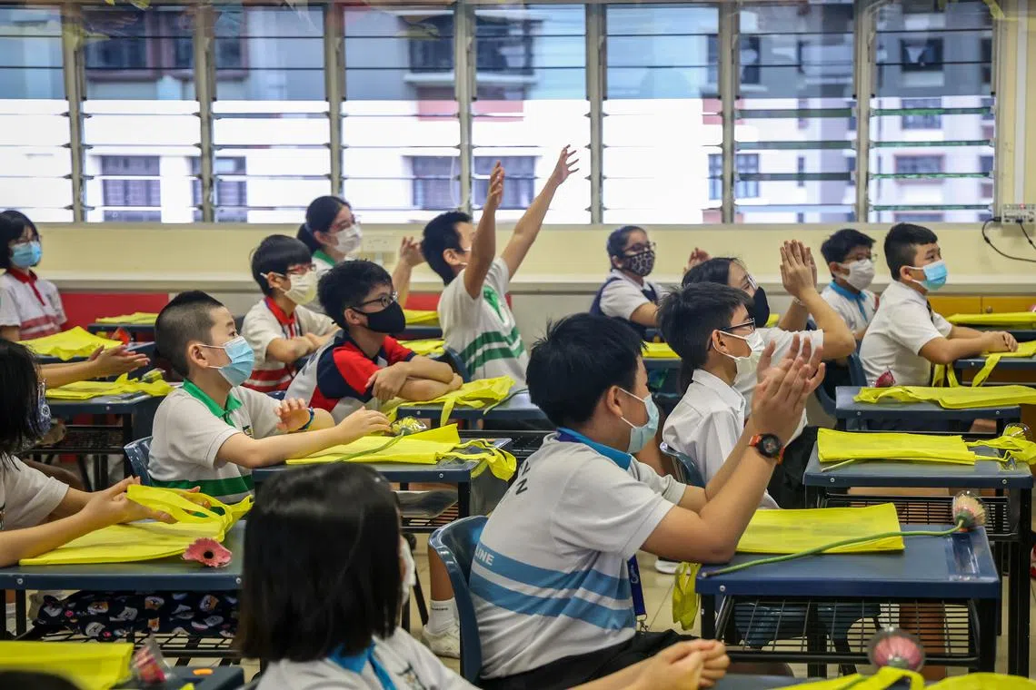 2021年小六会考成绩放榜，光道小学小六考生于11月24日在各自班级领取小六会考成绩单。